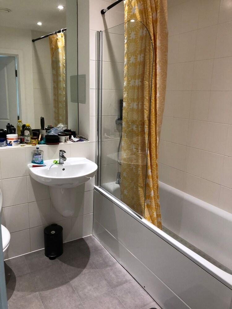 Impeccable 2-bed Apartment in Orpington - Tap to explore photos
