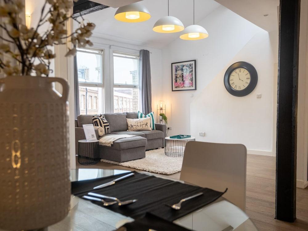 City View Three-bed Premier Apartment London - Tap to explore photos