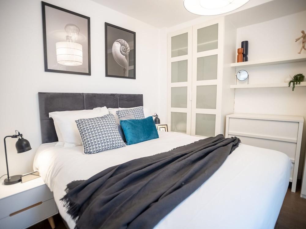 City View Three-bed Premier Apartment London - Tap to explore photos