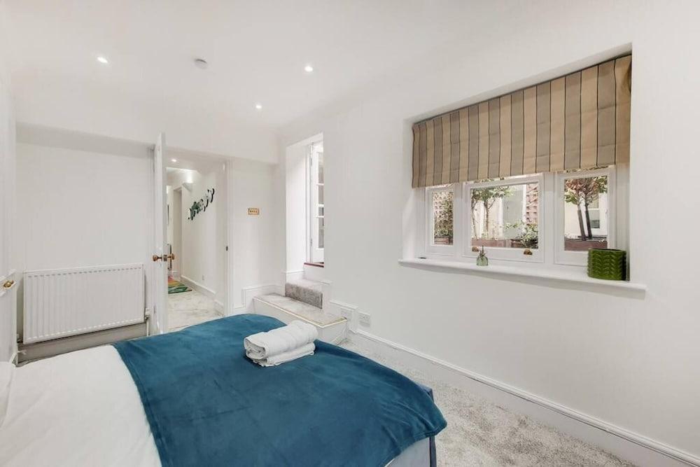 Stunning 3 Bedroom Apartment in Belgravia w Patio - Tap to explore photos