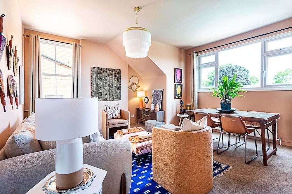 Stylish Cosy Apartment - Tap to explore photos