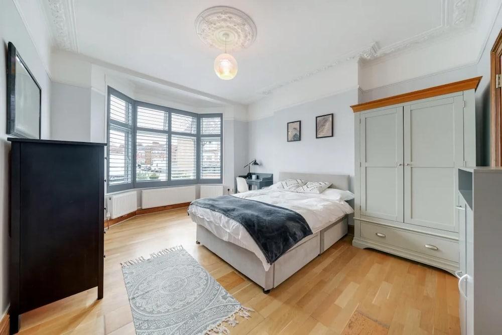 Charming Spacious 2-bed Apartment in London - Tap to explore photos