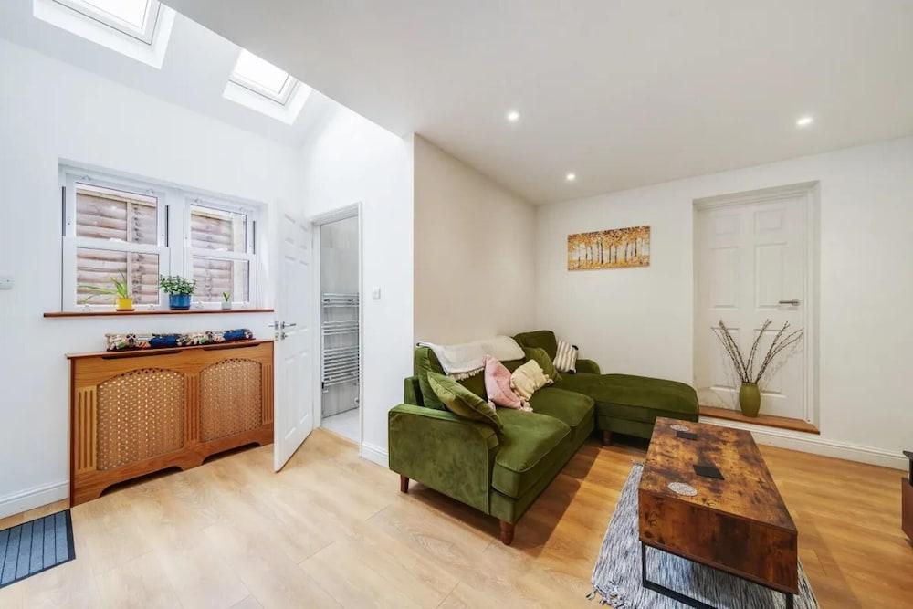 Charming Spacious 2-bed Apartment in London - Tap to explore photos