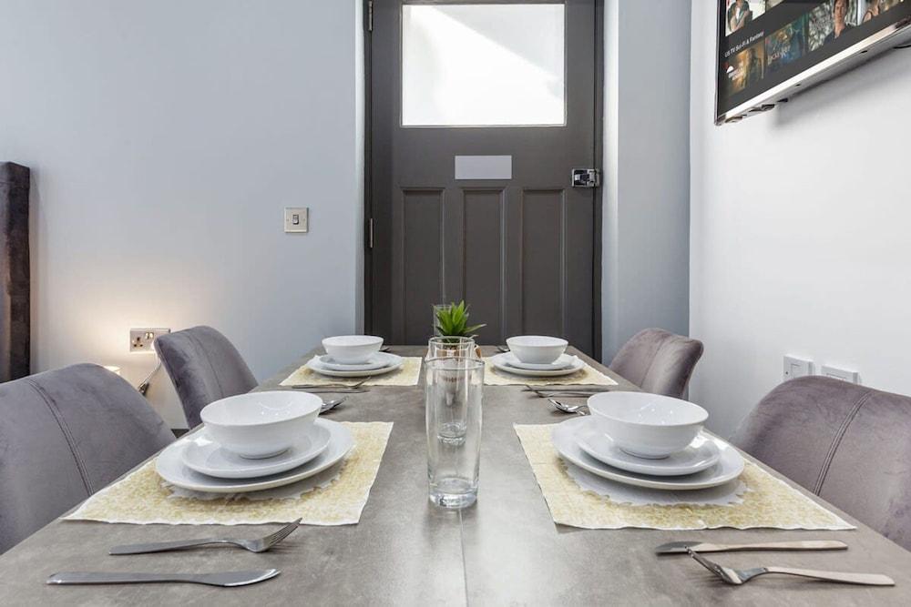 Luxury Flat in Studio - Tap to explore photos