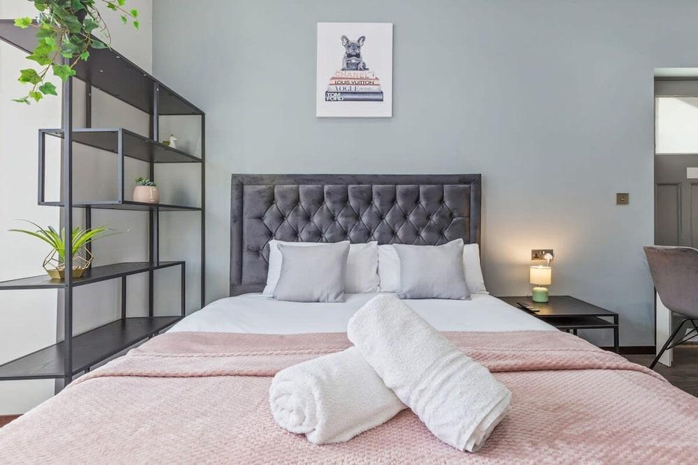 Luxury Flat in Studio - Tap to explore photos