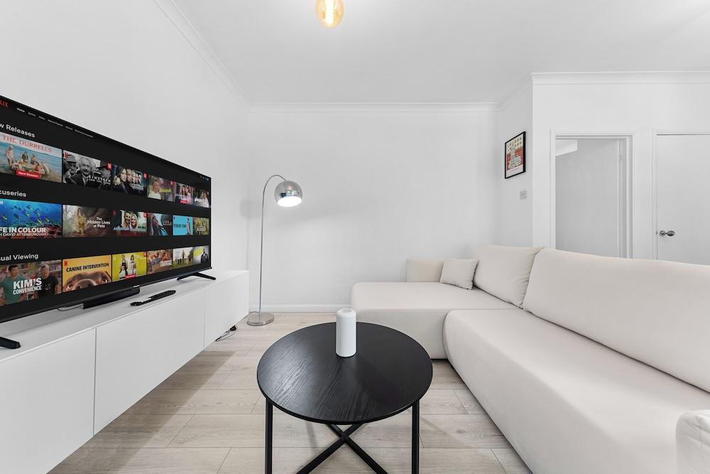 Charming London Apartment Near City Center - Tap to explore photos