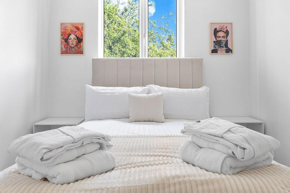 Charming London Apartment Near City Center - Tap to explore photos