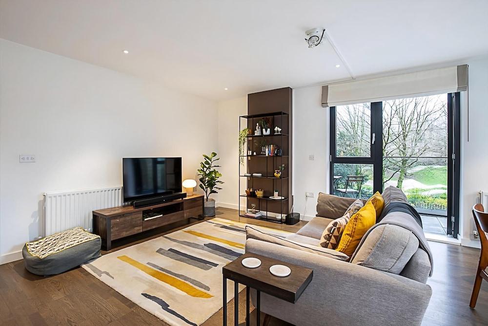 Spacious and Trendy Shoreditch Flat - Tap to explore photos