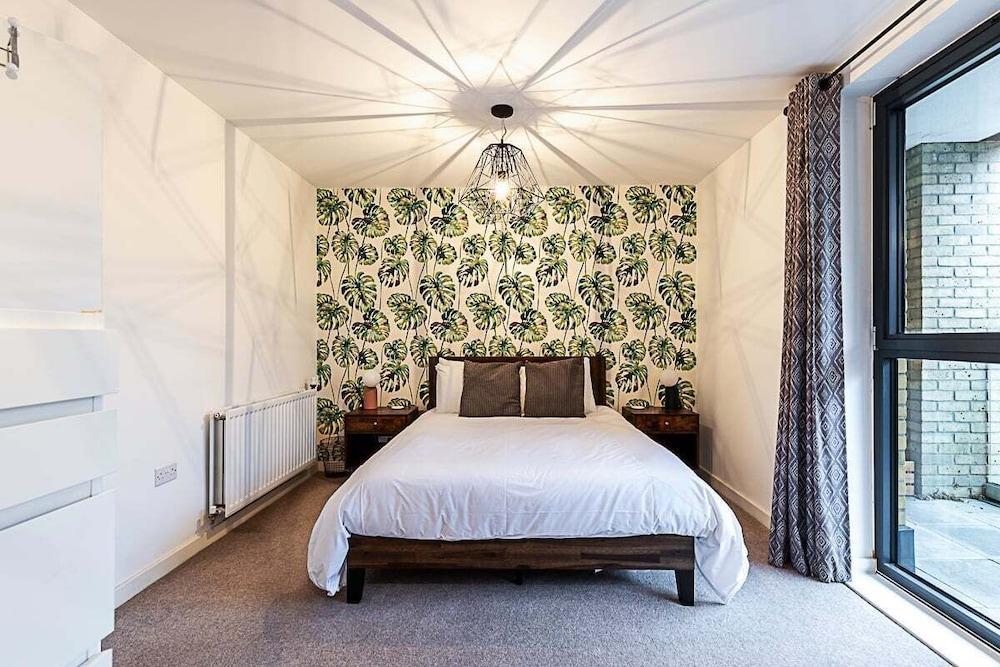 Spacious and Trendy Shoreditch Flat - Tap to explore photos