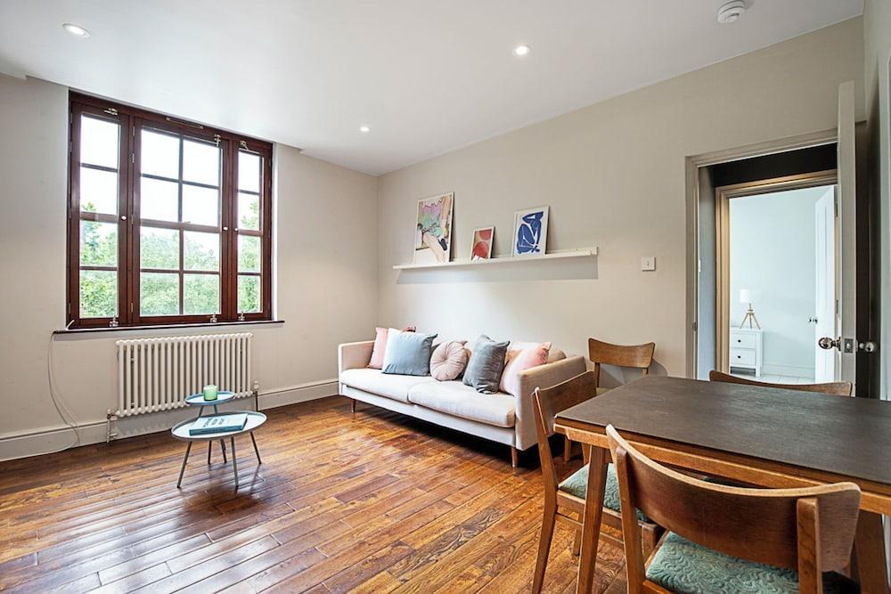 Stylish Riverside Retreat in Central London - Tap to explore photos