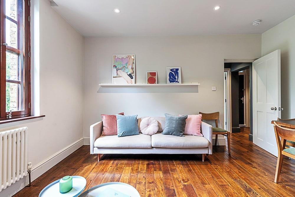Stylish Riverside Retreat in Central London - Tap to explore photos