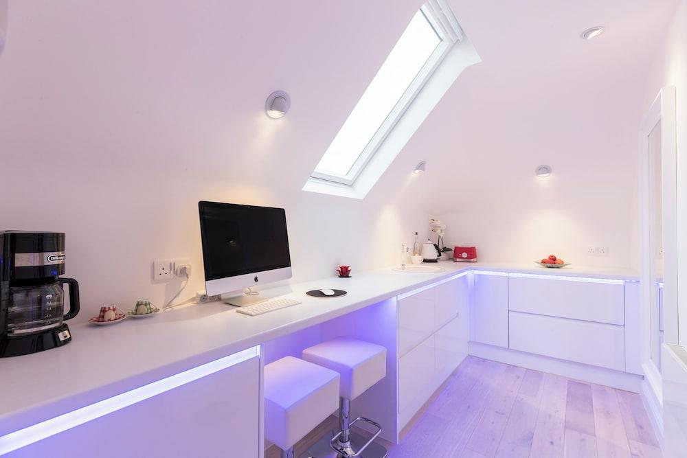 JOIVY Dazzling 2BR flat near by East Putney station - Tap to explore photos