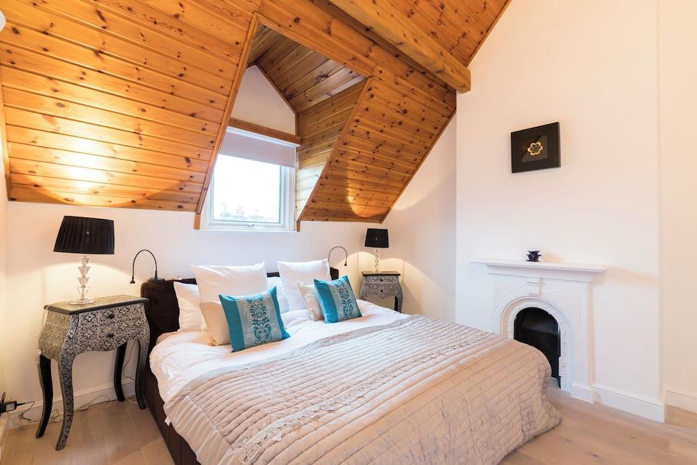 JOIVY Dazzling 2BR flat near by East Putney station - Tap to explore photos