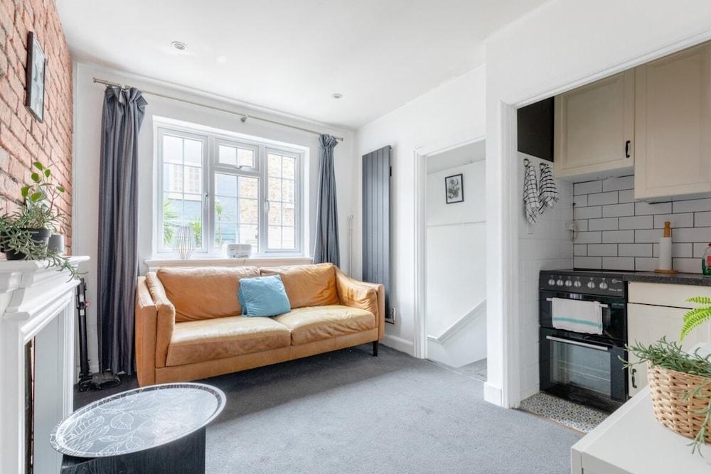 Hidden 1BD Flat Near Regents Park, Warwick Avenue - Tap to explore photos