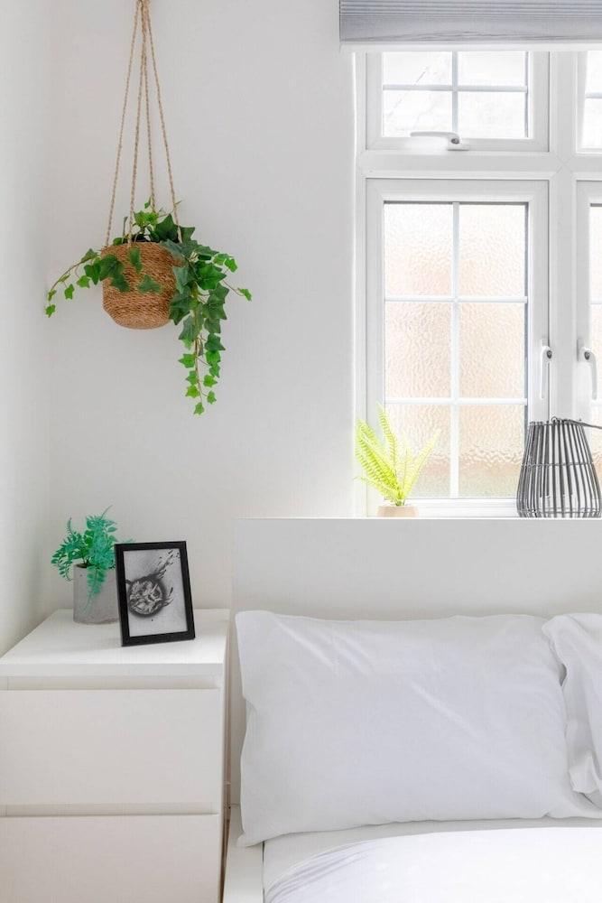 Hidden 1BD Flat Near Regents Park, Warwick Avenue - Tap to explore photos