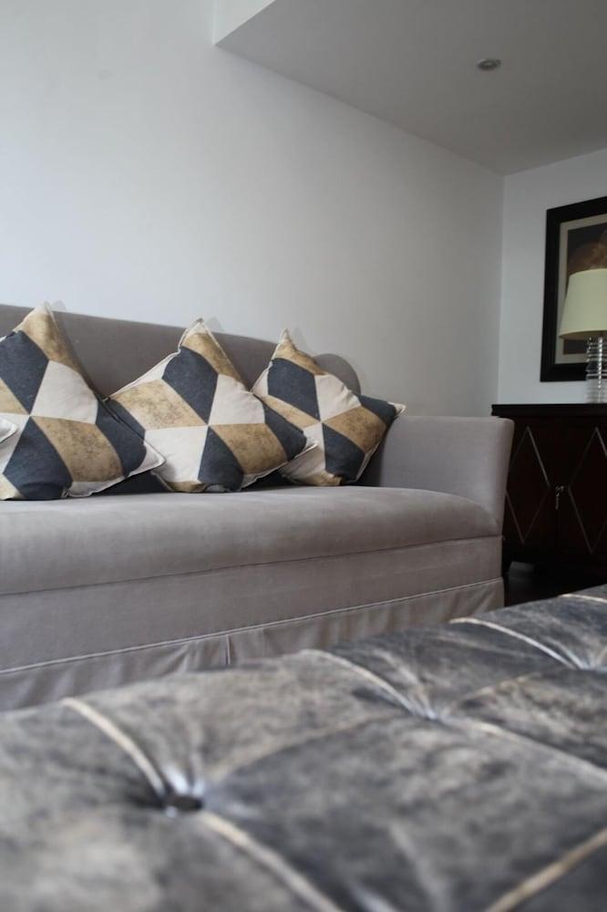 Marble Arch Marylebone Flat - Tap to explore photos