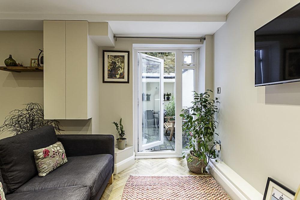 Cosy Garden Flat in Prestigious Residential Area - Tap to explore photos