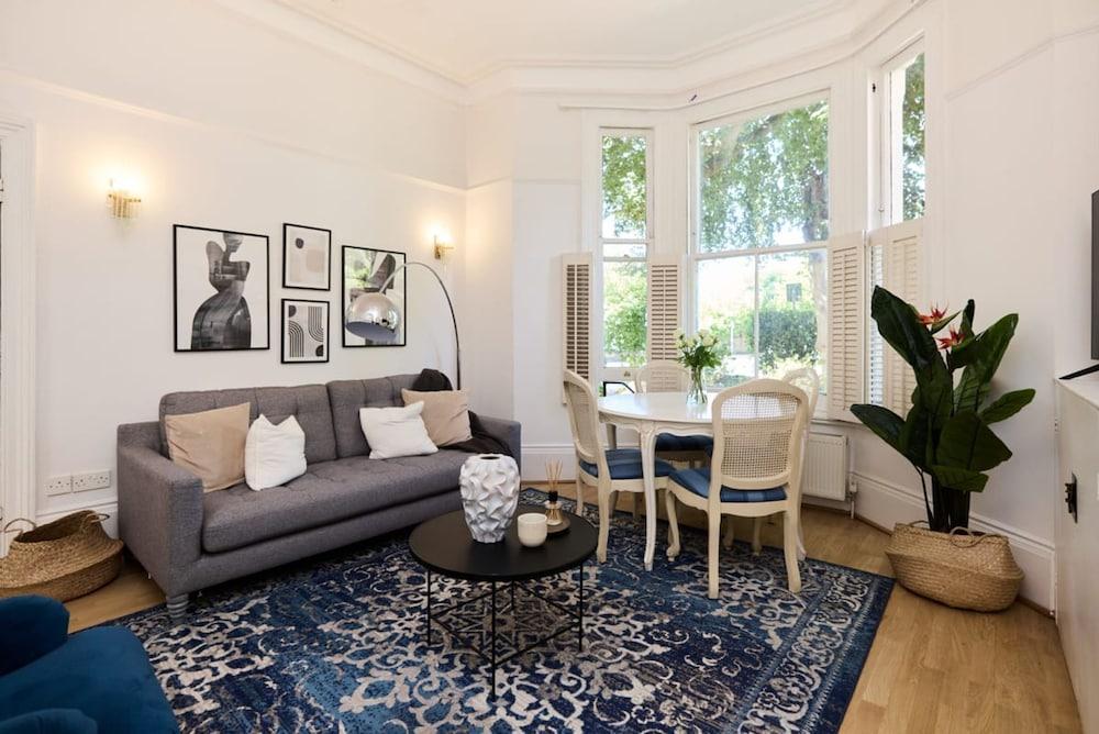 The West Hill Place - Dazzling 2bdr Flat - Tap to explore photos