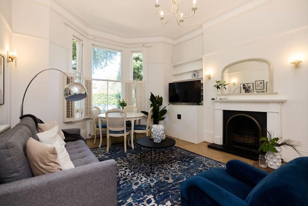 The West Hill Place - Dazzling 2bdr Flat - Tap to explore photos