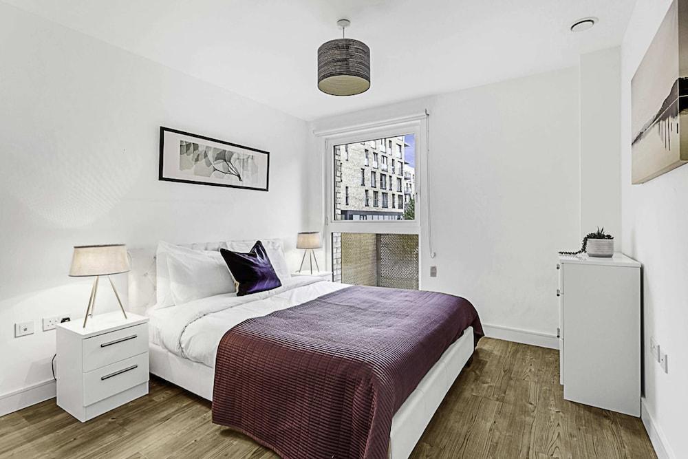 Beautiful Apartment in Surrey Quays - Tap to explore photos