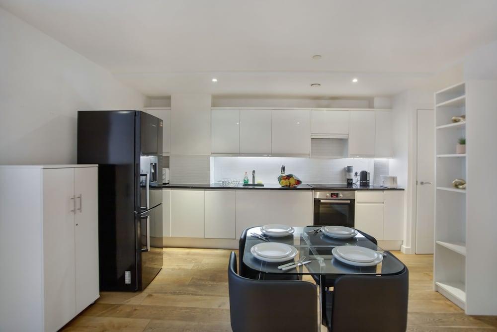 Central 2-bed Apartment in Croydon That Sleep 4! - Tap to explore photos