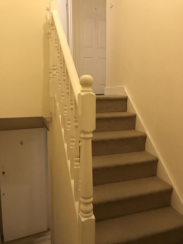 Rooms at 5 Hammersmith Road - Hostel - Tap to explore photos