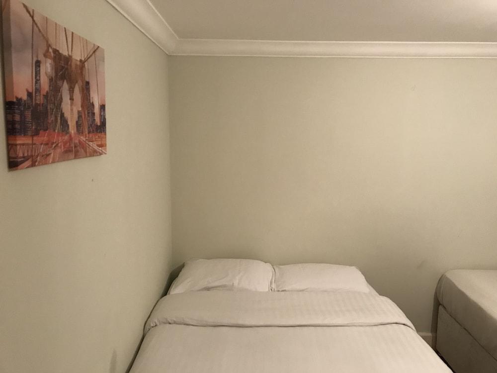 Rooms at 5 Hammersmith Road - Hostel - Tap to explore photos