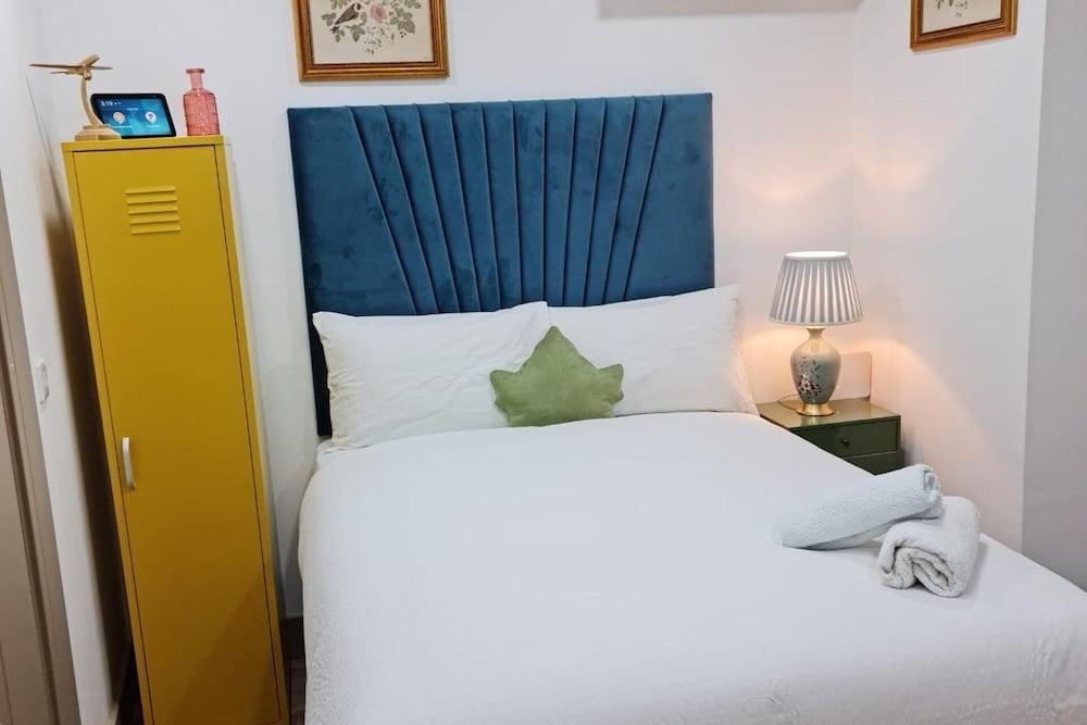 Surebillionaire Home Deluxe Queen Studio