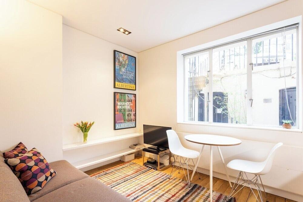 Modern Central Private Flat - Tap to explore photos