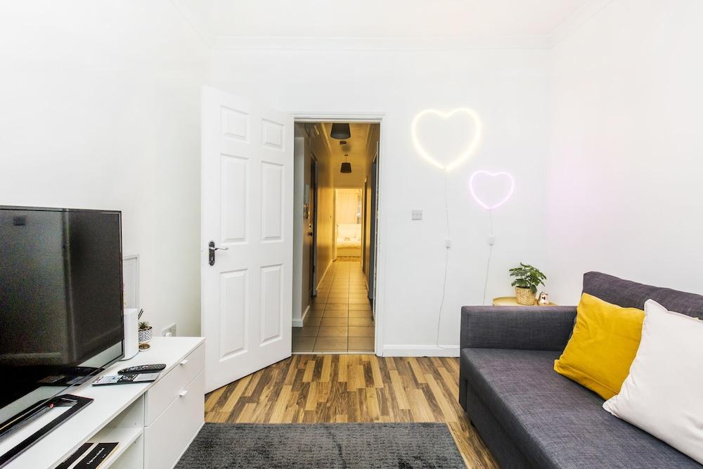 Fast Wifi Pet-friendly Sleeps 4 - Tap to explore photos