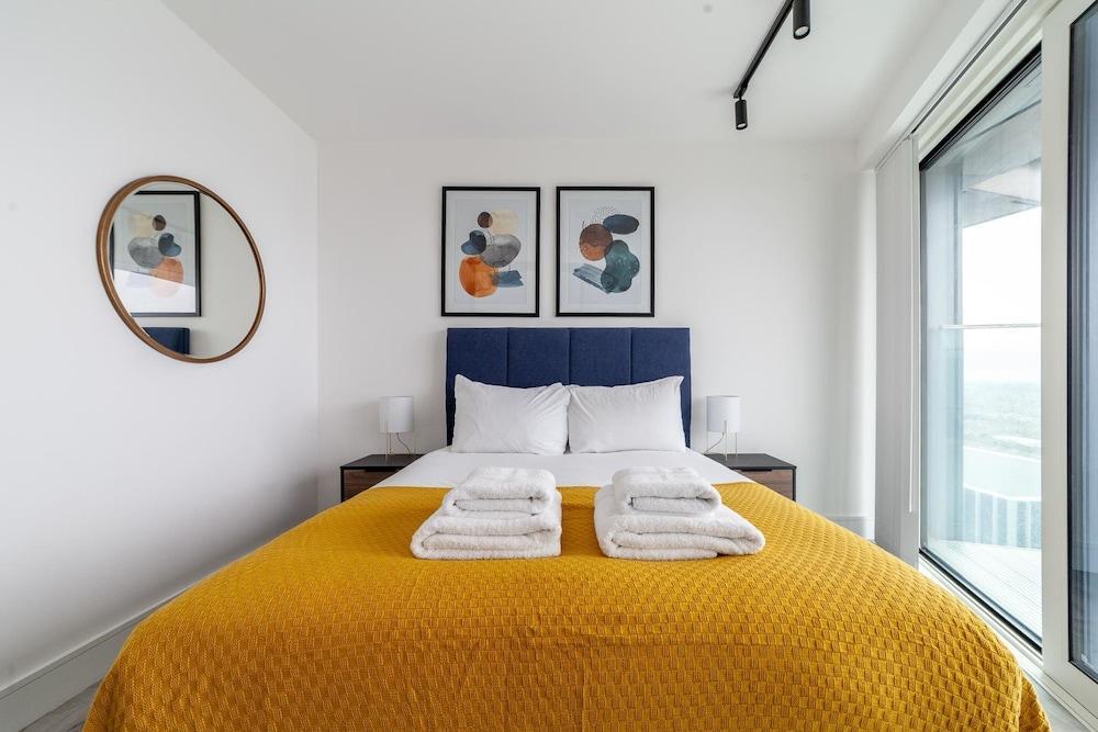 Sky-high North Acton Apartment