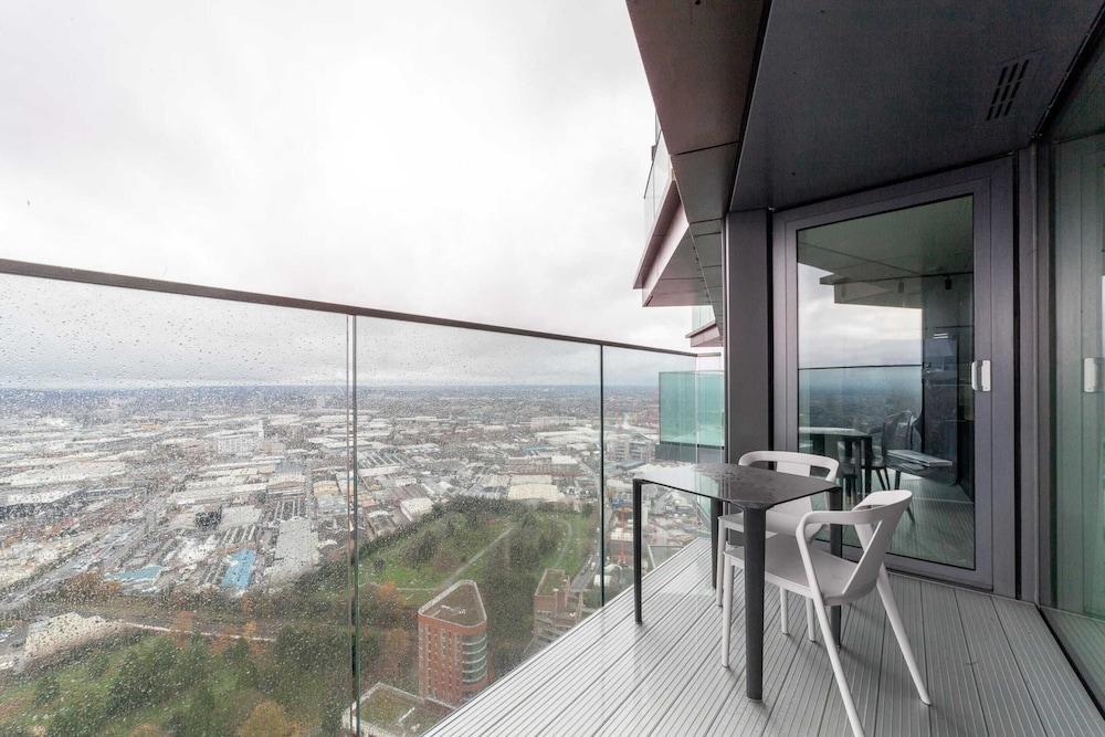 Sky-high North Acton Apartment - Tap to explore photos