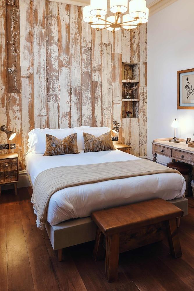 The Black Lion Pub & Boutique Guesthouse - Tap to explore photos