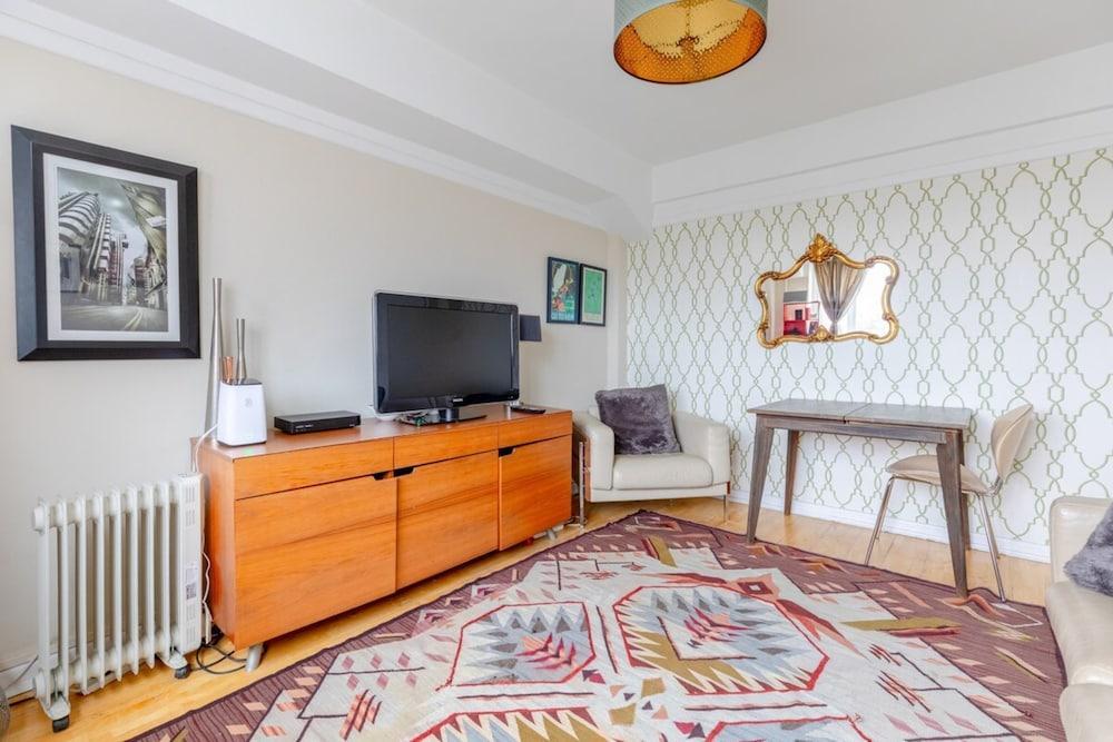 Well-connected 2BD Flat Near Clapham Brixton Hill - Tap to explore photos