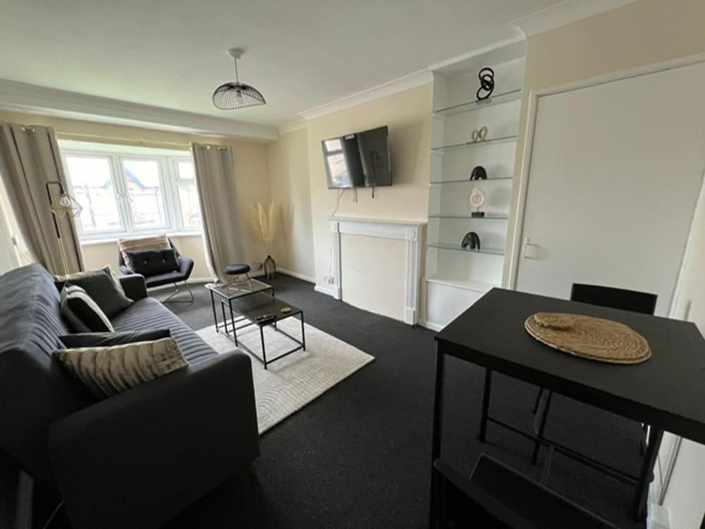 Charming London Apartment Near Attractions - Tap to explore photos