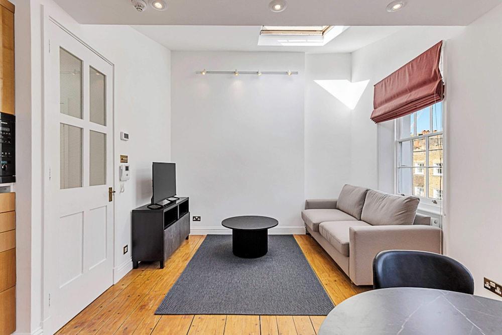 Beautiful One-bedroom Apartment In Central London - Tap to explore photos
