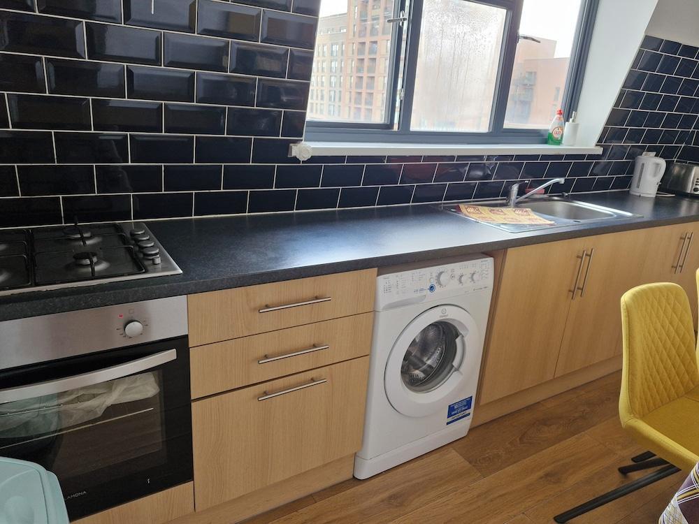 Apartment Sleeps 4 With Free Parking - Tap to explore photos