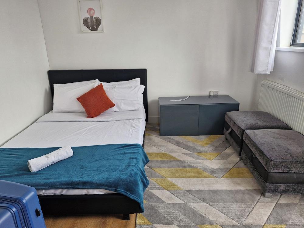 Apartment Sleeps 4 With Free Parking