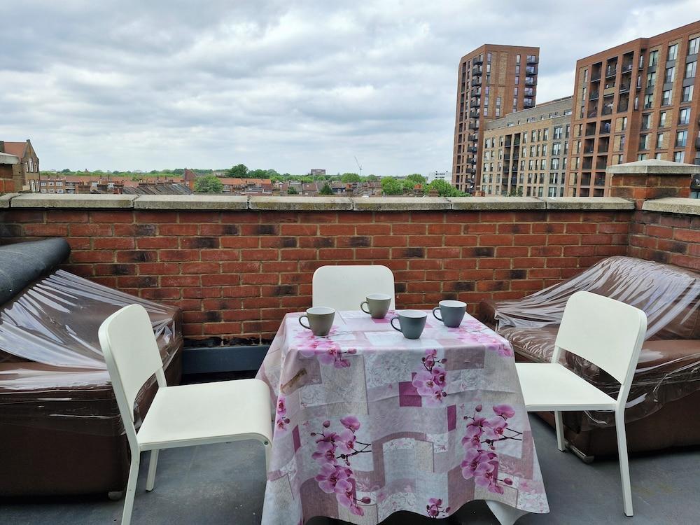 Apartment Sleeps 4 With Free Parking - Tap to explore photos