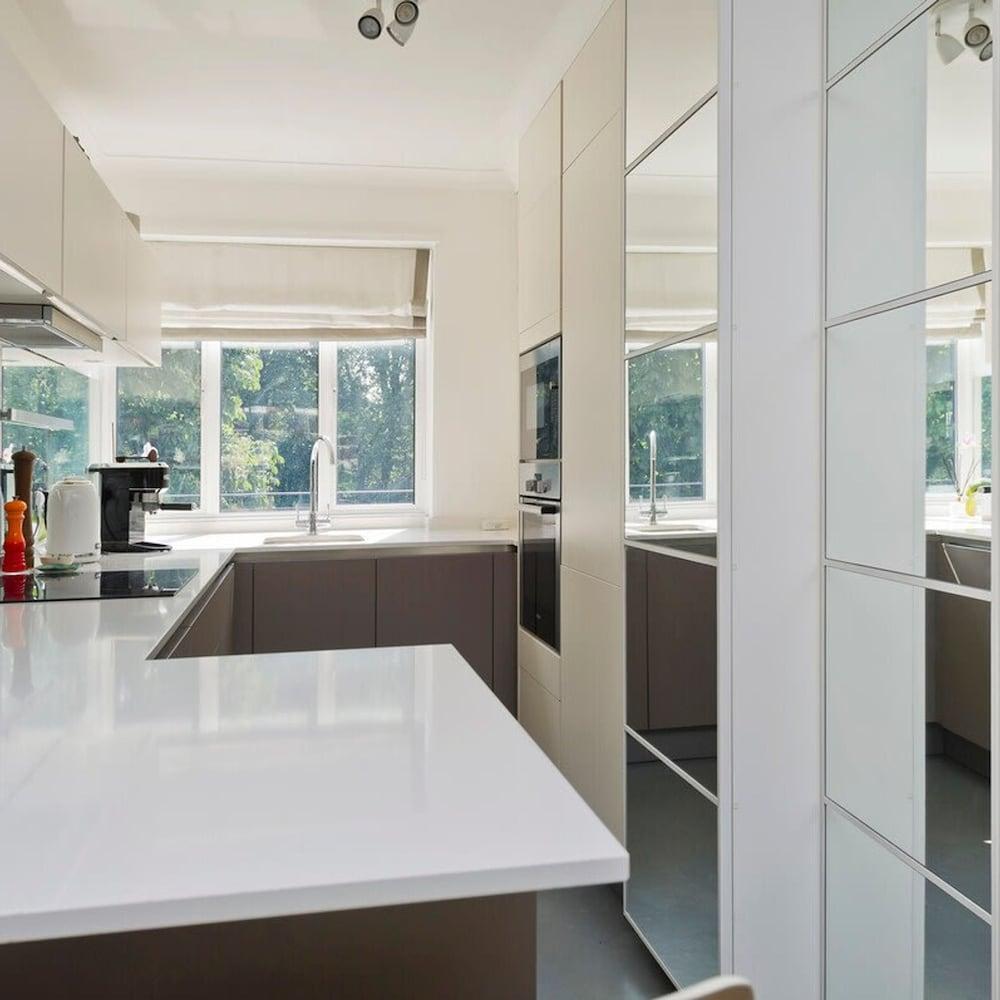 Elegant 3 bed Flat Earls Court - Tap to explore photos