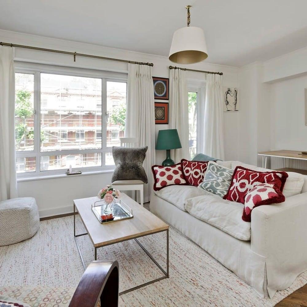 Elegant 3 bed Flat Earls Court - Tap to explore photos