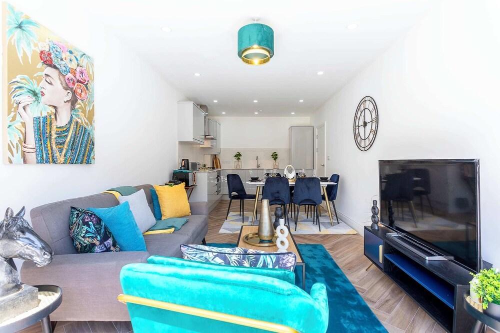 The West London Luxury Apartment - Tap to explore photos