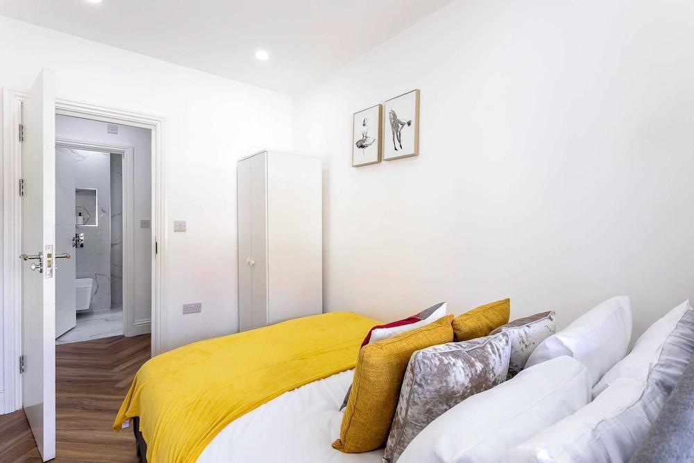 The West London Luxury Apartment - Tap to explore photos