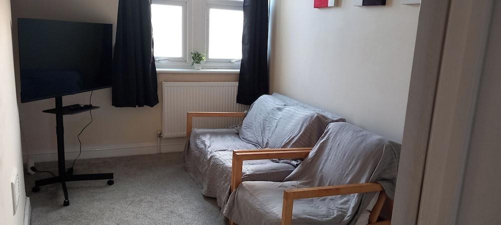 Lovely 1-bed Apartment in the City of London - Tap to explore photos