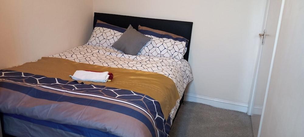 Lovely 1-bed Apartment in the City of London - Tap to explore photos
