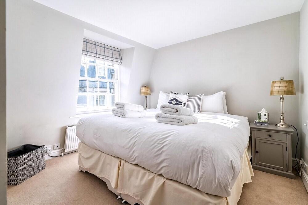 Cozy and Spacious Kensington Maisonette - Tap to explore photos
