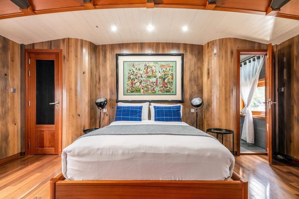 Luxury Canary Wharf House Boat - Tap to explore photos