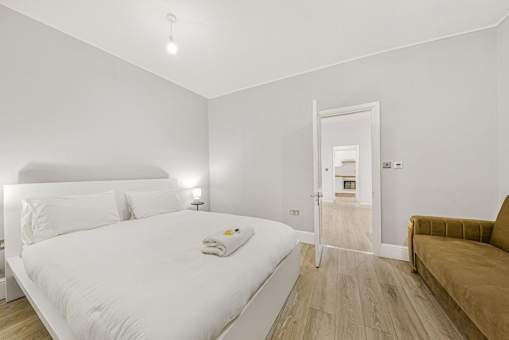 The Knightsbridge Deluxe apartment - Tap to explore photos