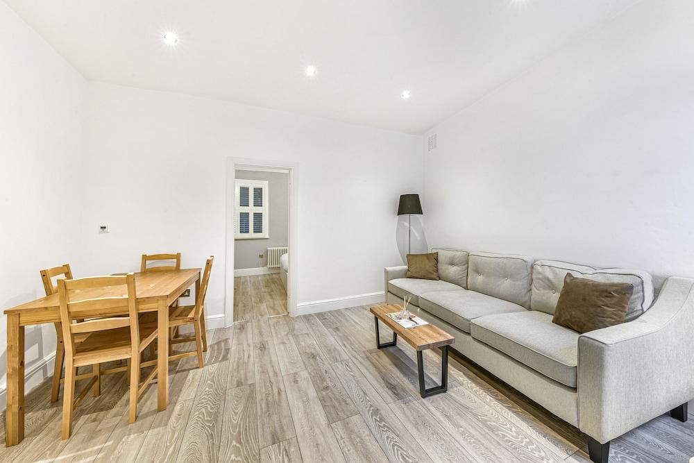 The Knightsbridge Deluxe apartment - Tap to explore photos