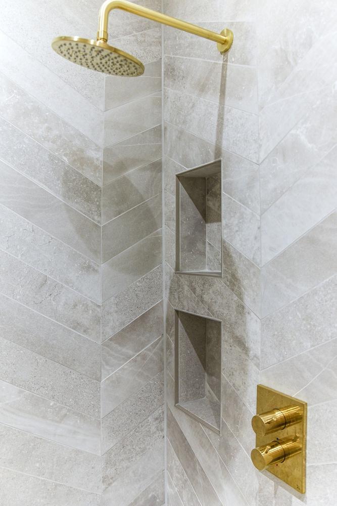 The Knightsbridge Deluxe apartment - Tap to explore photos